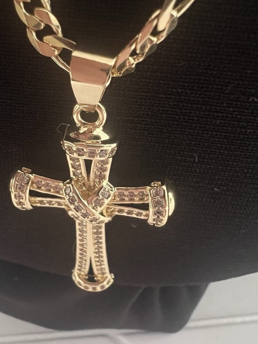 Italy Gold Plated Stainless Steel Cross Necklace 22” Figaro Chain - Picture 4 of 9